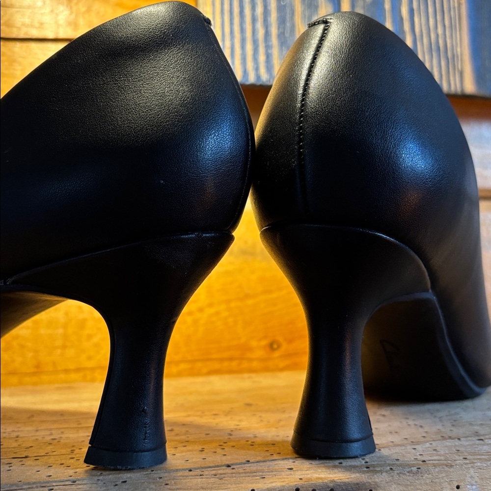 Clarks low heel pump black size 9 1/2 Women’s - Picture 4 of 6